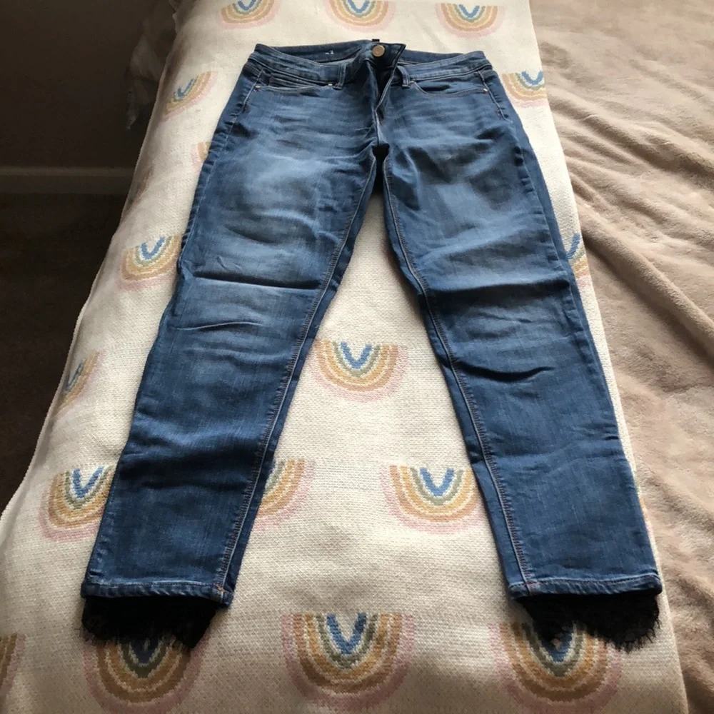 Classic-Rise Lace-Hem Skinny Ankle Jeans - Picture 5 of 10